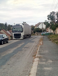 Nebezpečně zaparkovaný kamion na horizontu